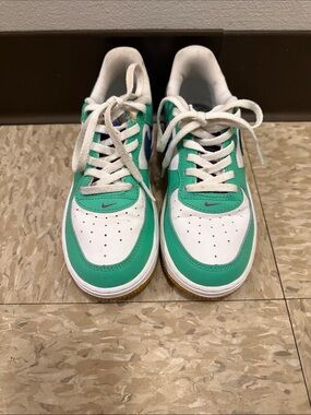 Nike Girl's White Green Air Force 1 Lv8 Casual Athletic Sneaker Size 13.5